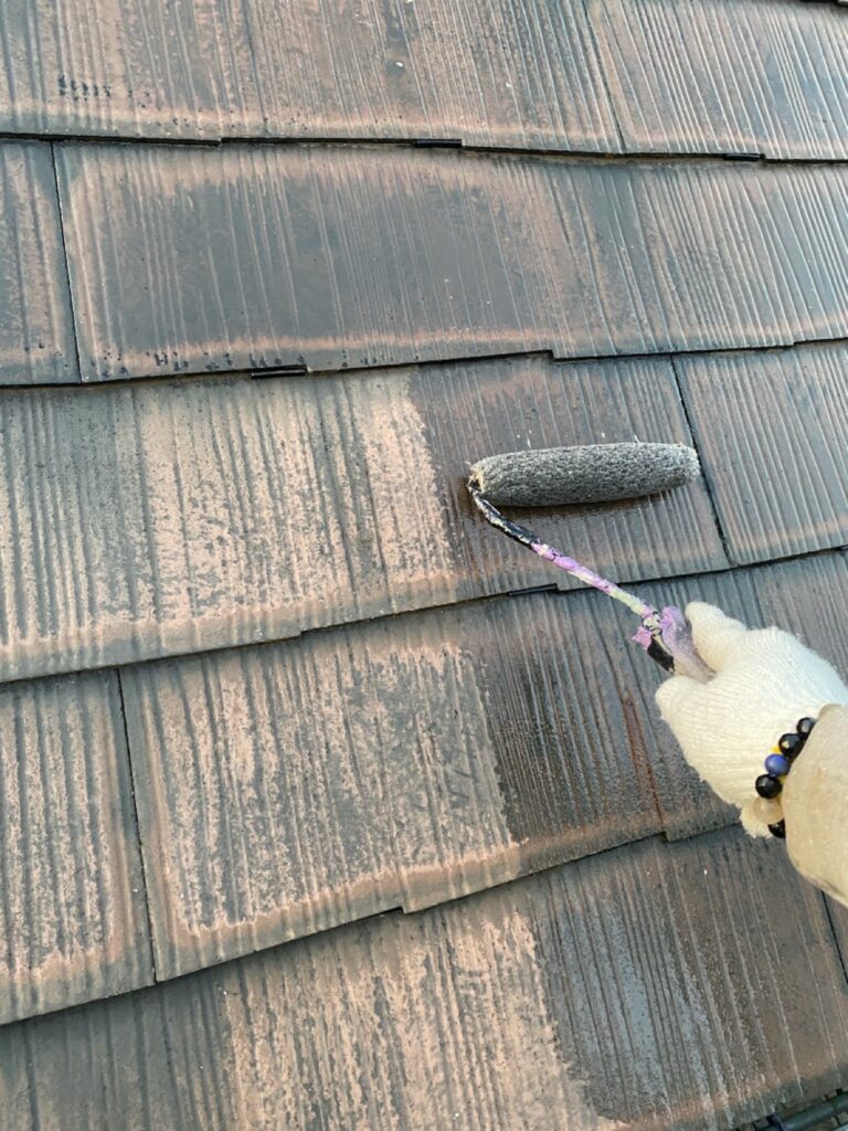 屋根下塗り<br />
（今回は透明の下塗りです。）