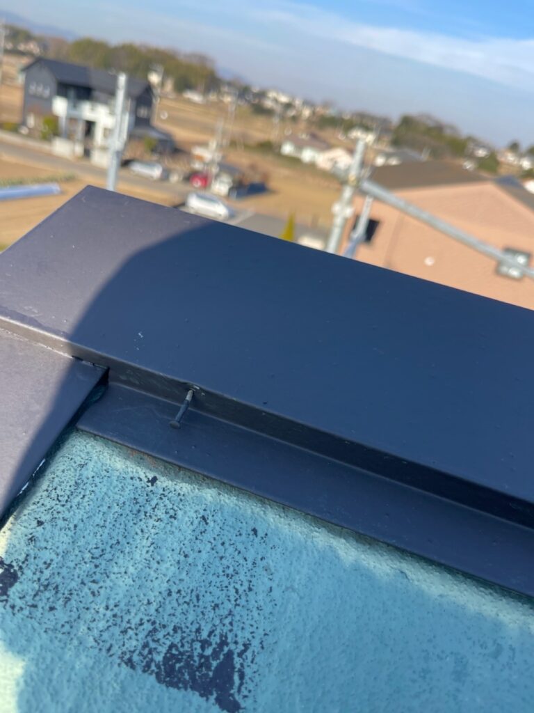 棟板金の釘抜けが確認できます。<br />
（放置すると強風の時に飛ばされる恐れがあります。）