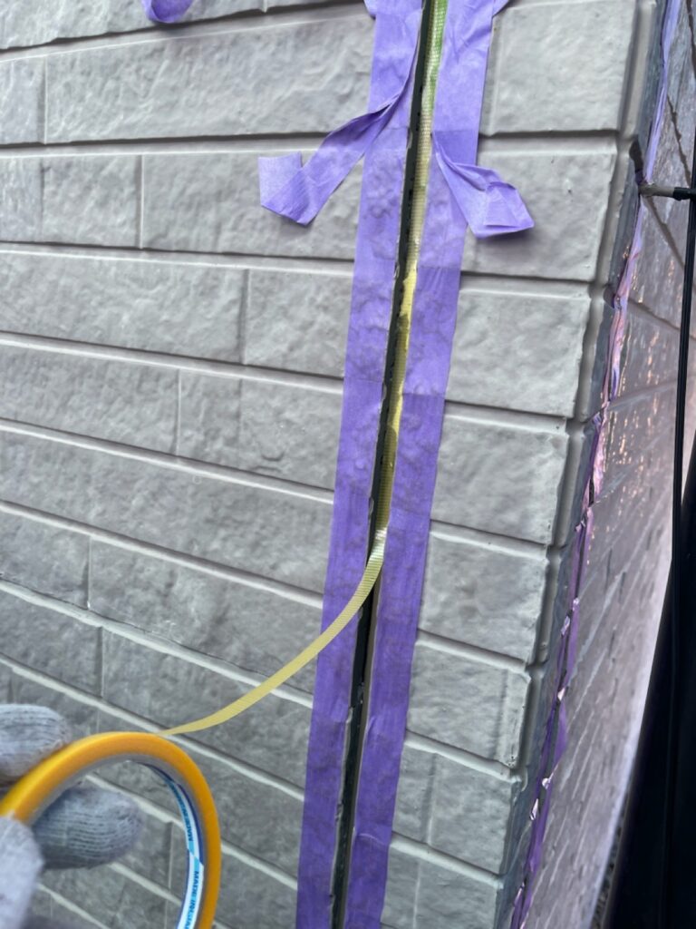 ボンドブレーカー貼り<br />
（三面接着にならないように重要な工程です。）