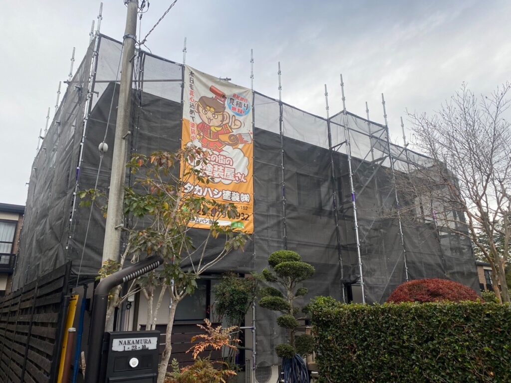 足場組立<br />
（塗料が飛散しないようにメッシュシートもしっかりとはりました。）