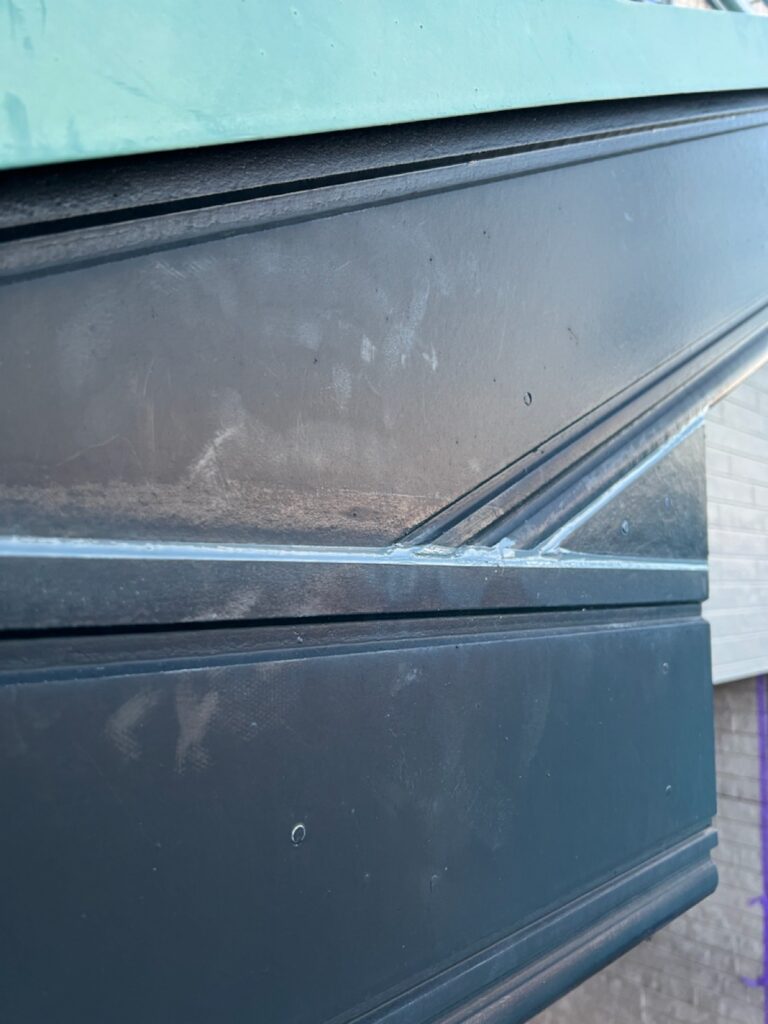 破風板繋ぎ目コーキング処理<br />
（建物には外壁以外のコーキングが多くあります。）