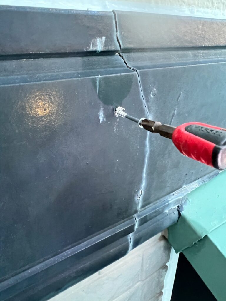 下地補修<br />
（幕板のそり上がりがありましたので専用のビスで補修しました。）