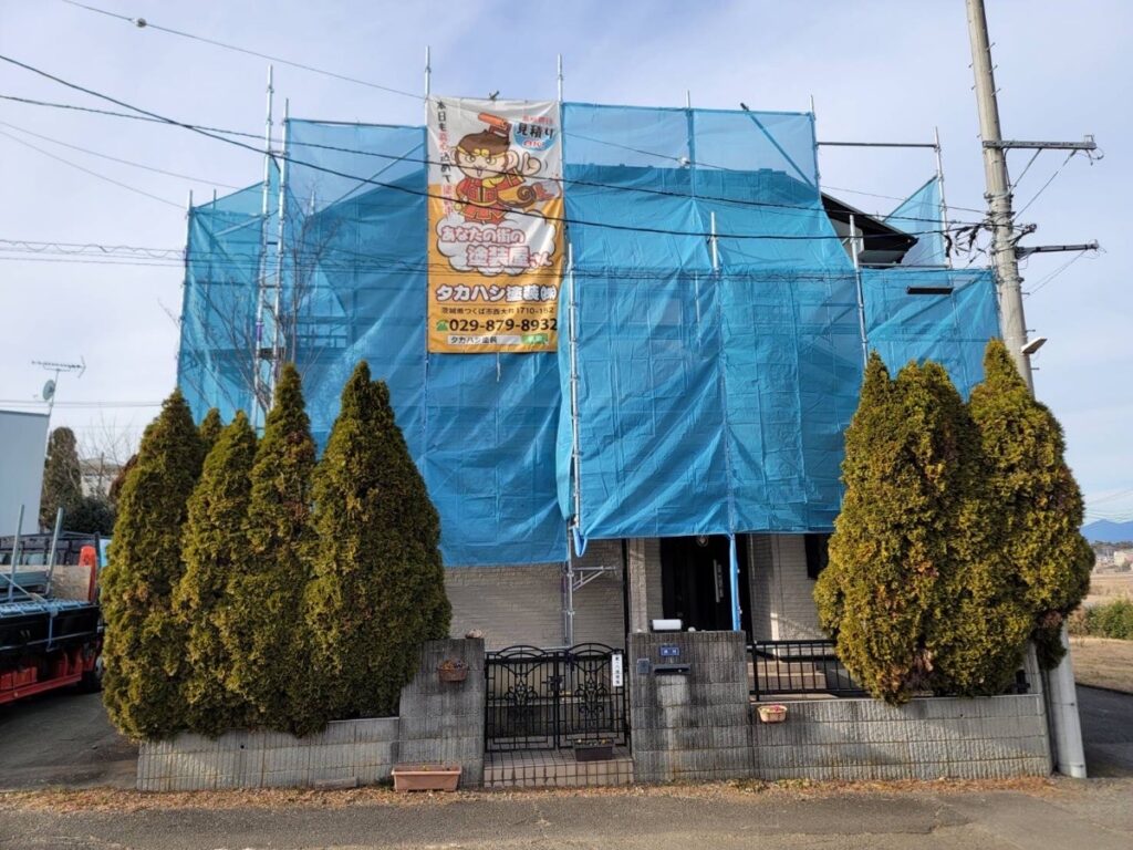 足場組立<br />
（塗料が飛散しないようにメッシュシートもしっかりとはりました。）