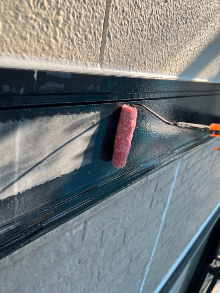 幕板下塗り<br />
（通常２回塗りがほとんどですが、弊社は劣化がしやすい所は下塗りを塗布します。