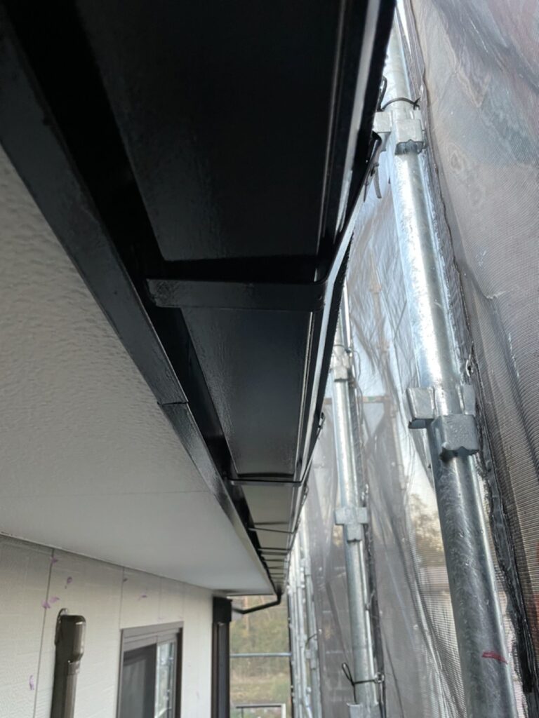 雨樋補修<br />
（形式が古く同じものが廃盤でない為、金具を加工して雨樋を取り付けました。