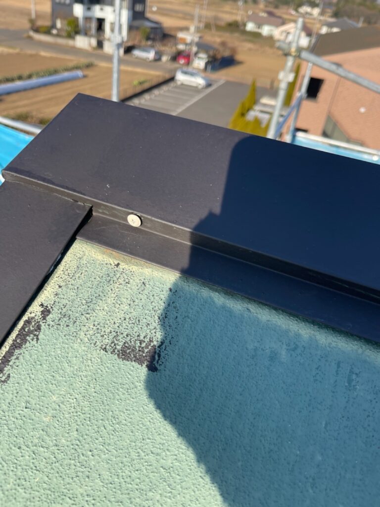 棟板金ビス、パッキン付きビスに交換