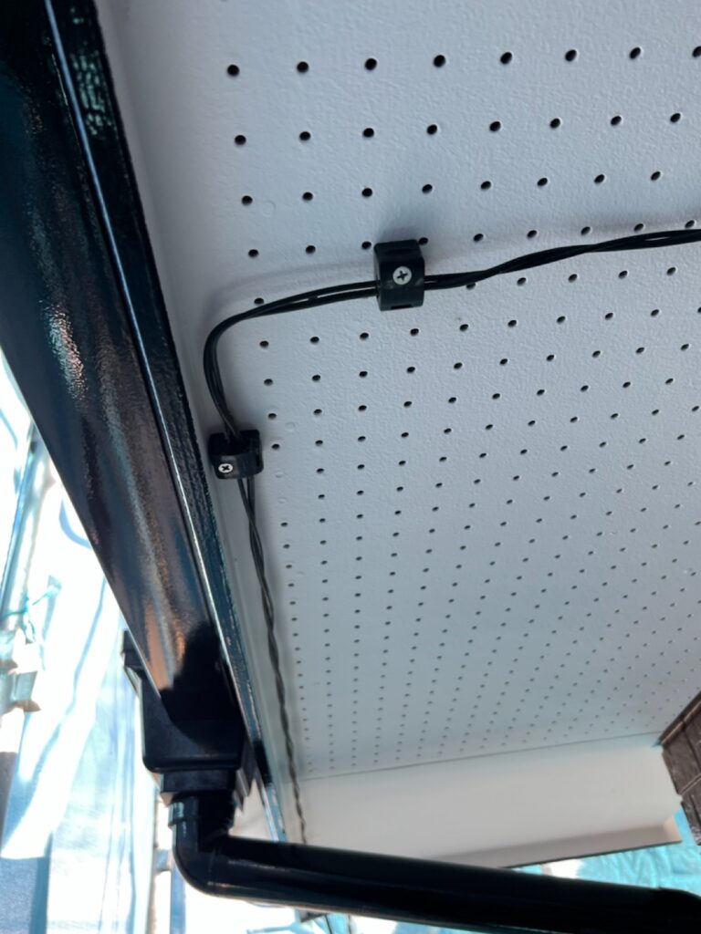 ビス交換<br />
（弊社はサービスで錆びたビスの交換を行っております。）