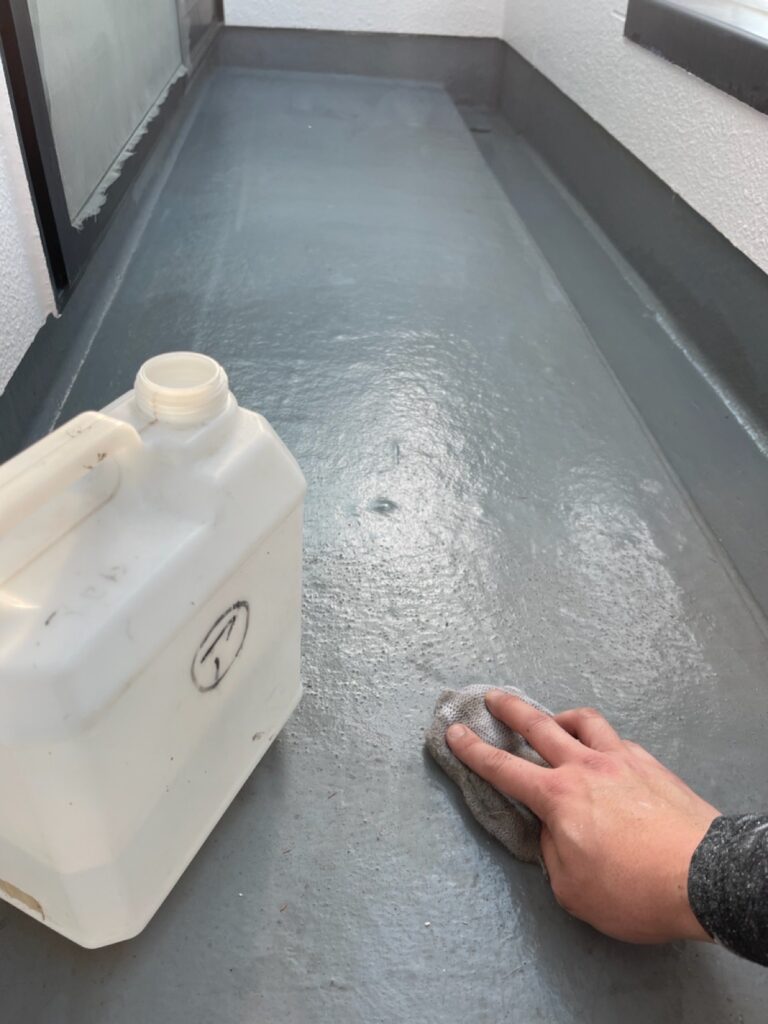 ベランダアセトン拭き<br />
（油分を取るために重要な工程です。）