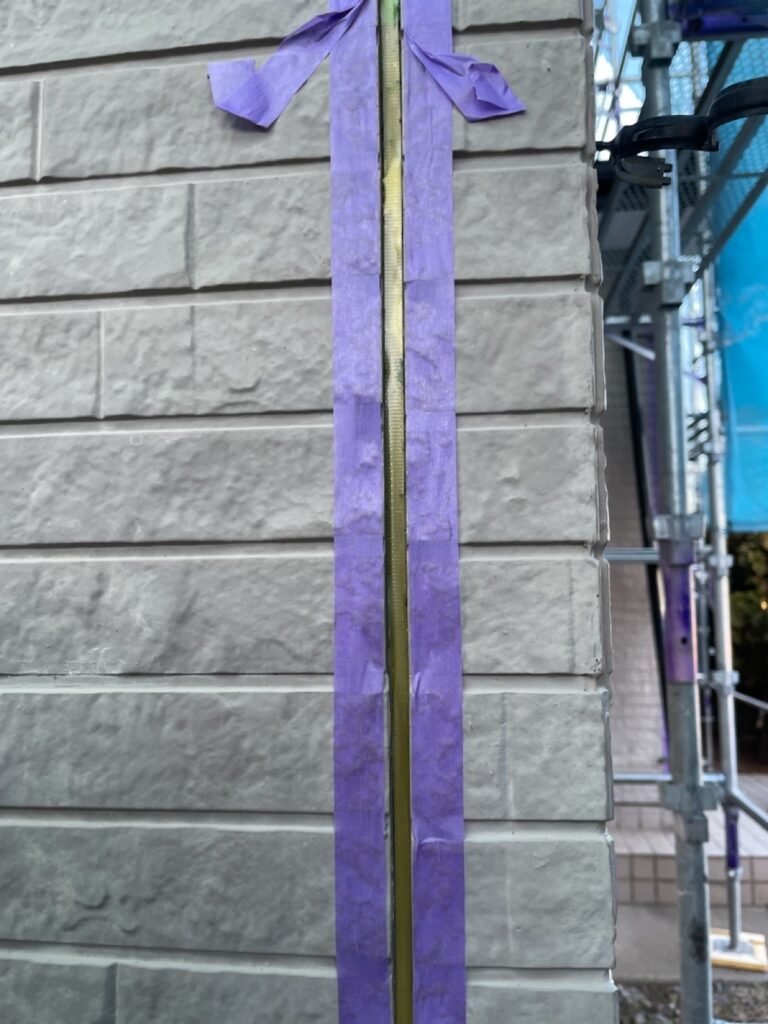 ボンドブレーカー貼り（今回は全部の目地に貼りました。この作業はとても重要な工程になります。）