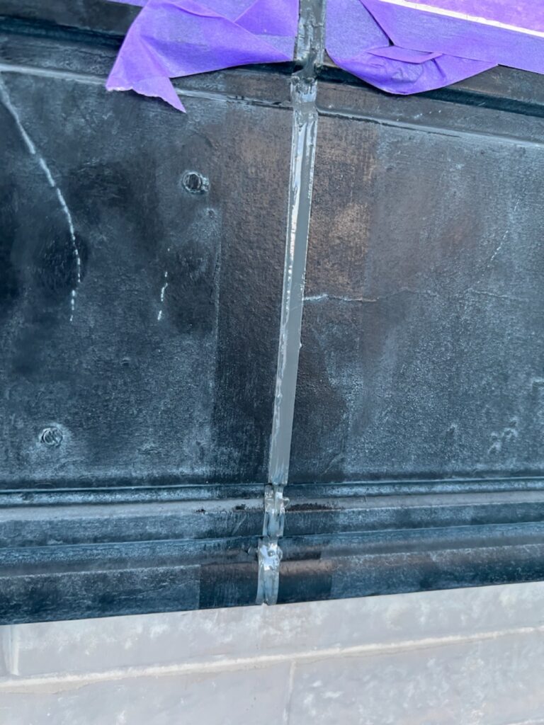 幕板繋ぎ目コーキング処理<br />
（建物には外壁以外のコーキングが多くあります。）