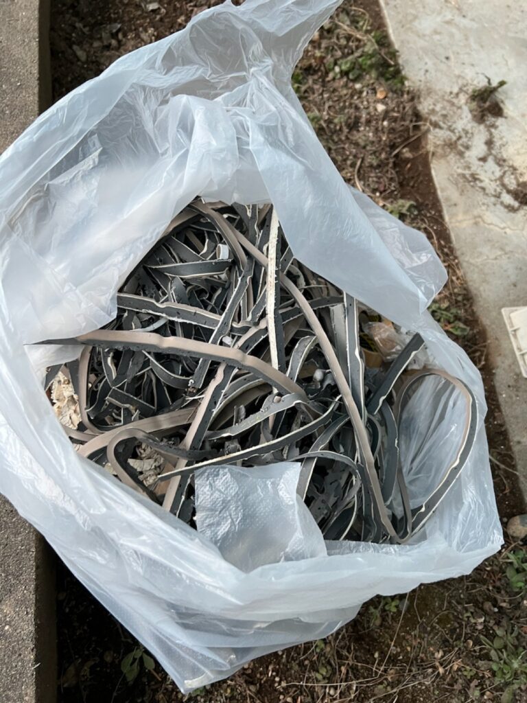 既存コーキング撤去<br />
（前回の業者は既存コーキングを撤去せずに増し打ちをしていました。）