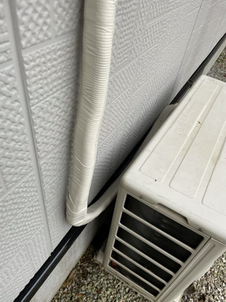 エアコンホース巻き<br />
（弊社はサービスにてエアコンホースの巻き直しを行っております。）