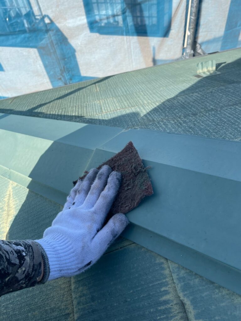 棟板金ケレン<br />
（下地調整）