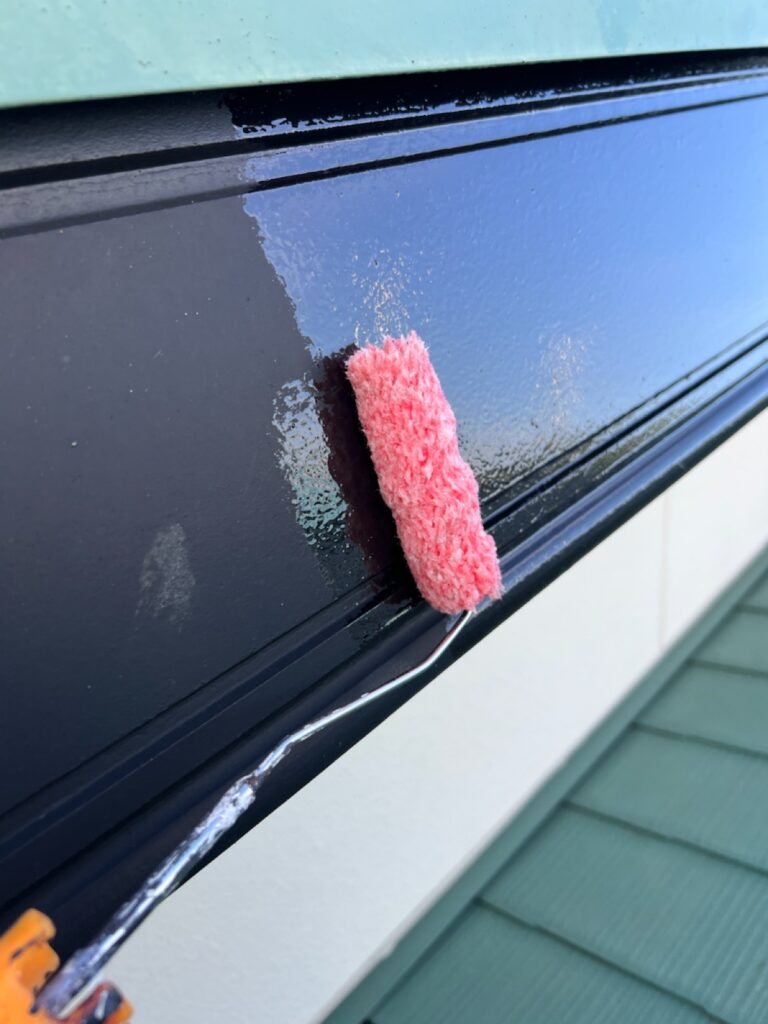 破風板下塗り<br />
（通常２回塗りがほとんどですが、弊社は劣化がしやすい所は下塗りを塗布します。