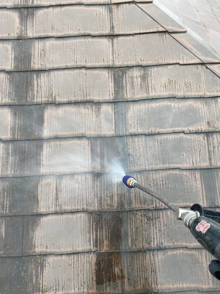 屋根洗浄<br />
（表面のコケやカビをしっかりと落とします。）