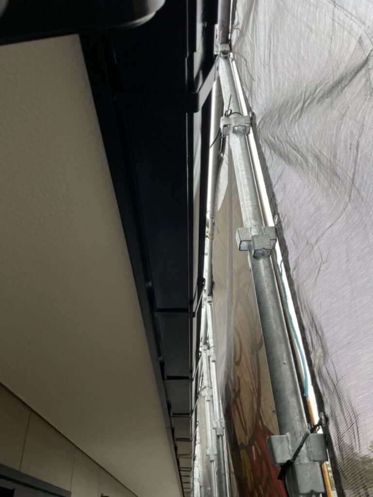 雨樋補修<br />
（形式が古く同じものが廃盤でない為、金具を加工して雨樋を取り付けました。