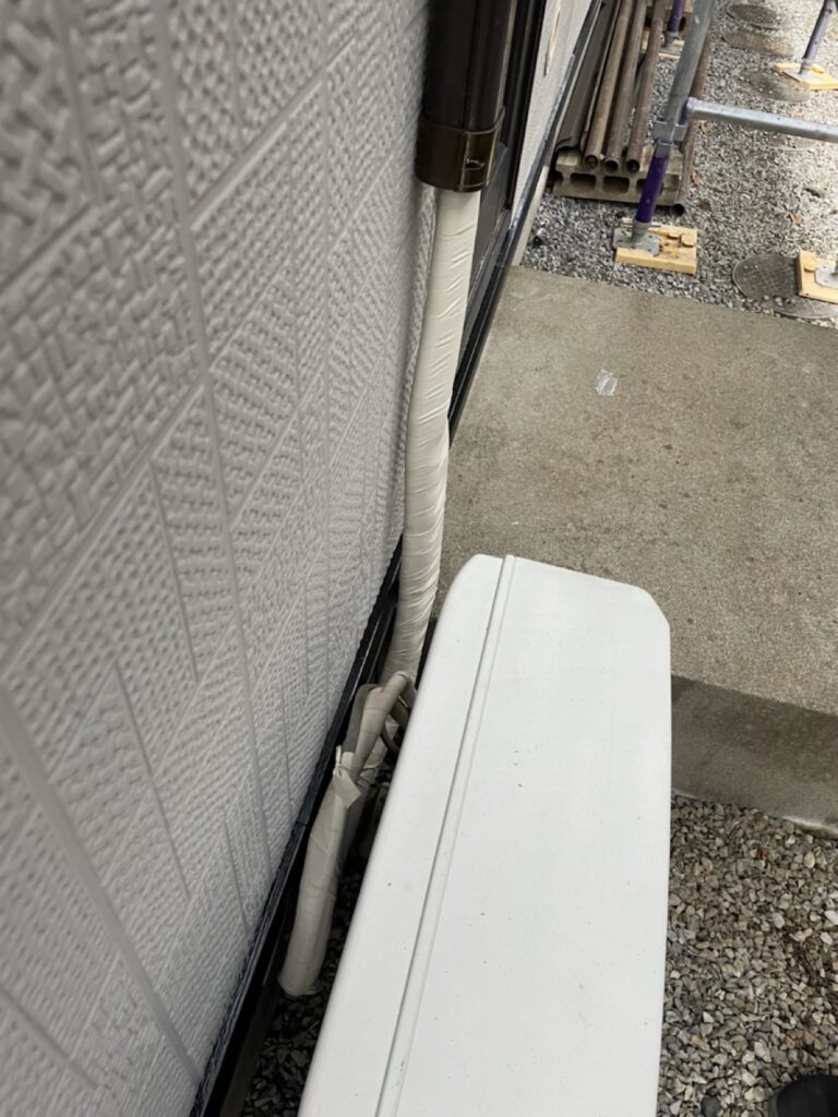 エアコンホース巻き<br />
（弊社はサービスにてエアコンホースの巻き直しを行っております。）