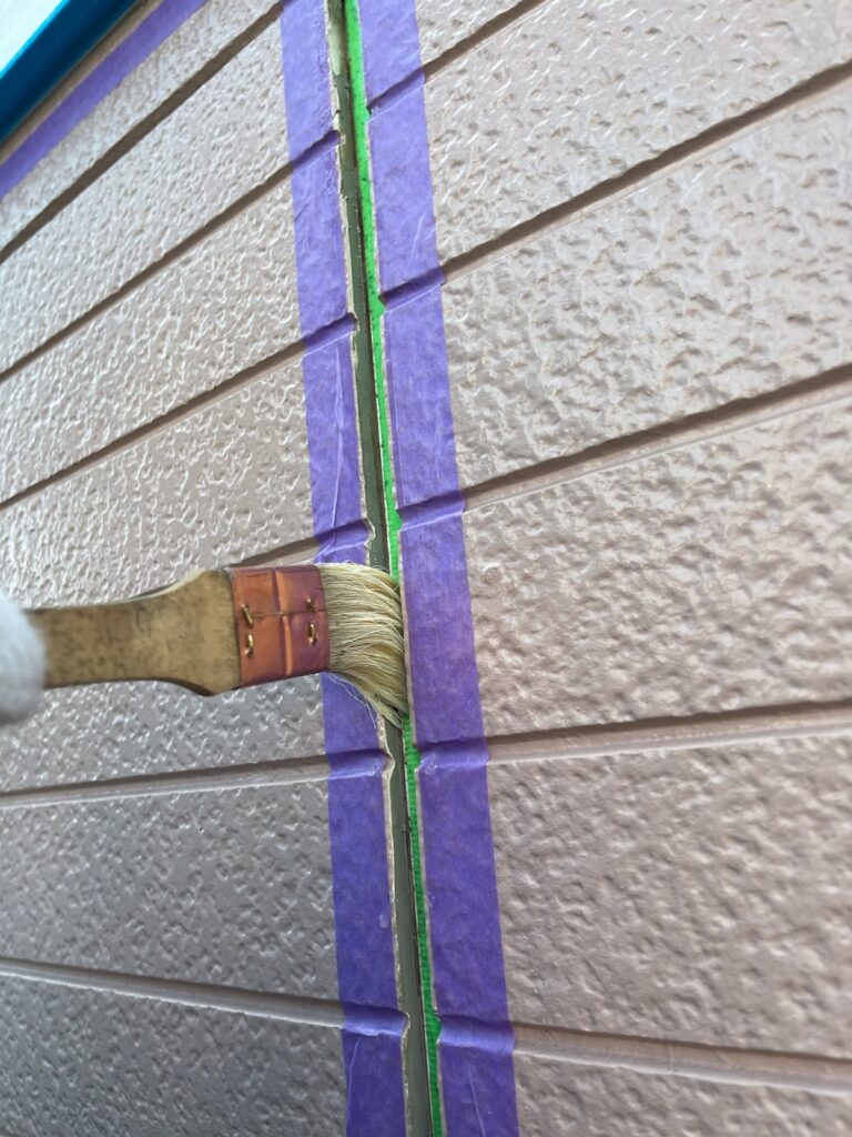 プライマー塗布<br />
（外壁とコーキングを密着させる為の接着剤です。）