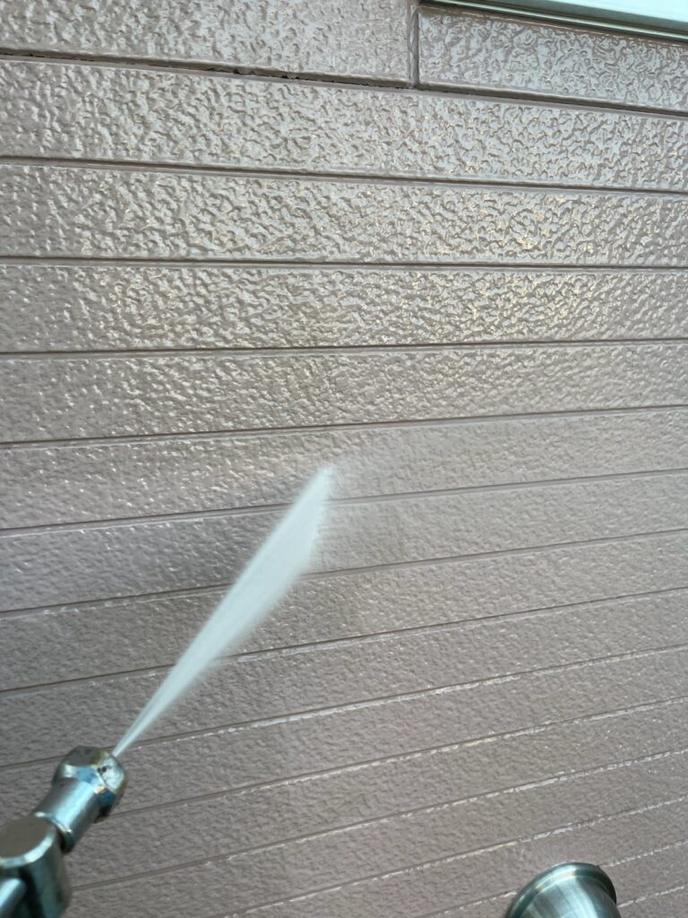 洗浄作業<br />
（表面のコケやカビをしっかりと落としました。）