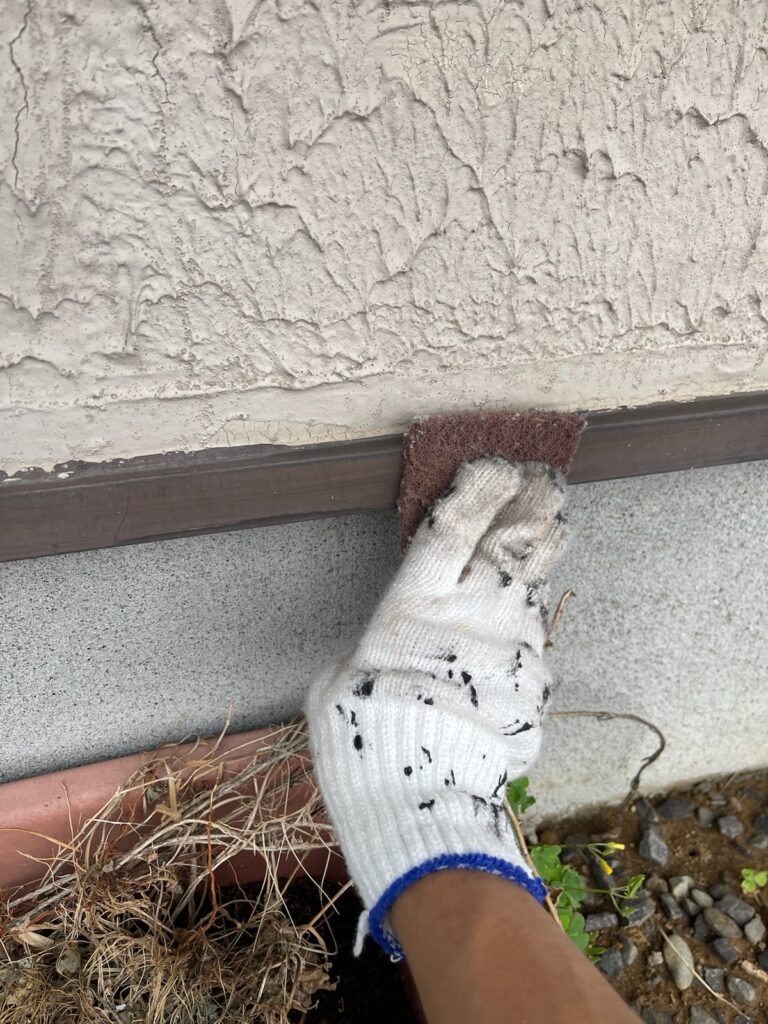 水切りケレン<br />
(塗料の密着をよくする為の下地調整です。）<br />
（下地調整）