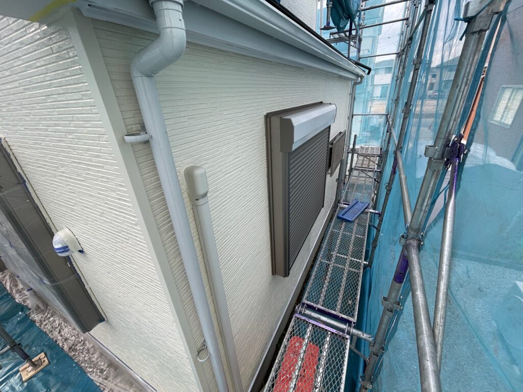 外壁上塗り完了<br />
（ブロークンホワイト）