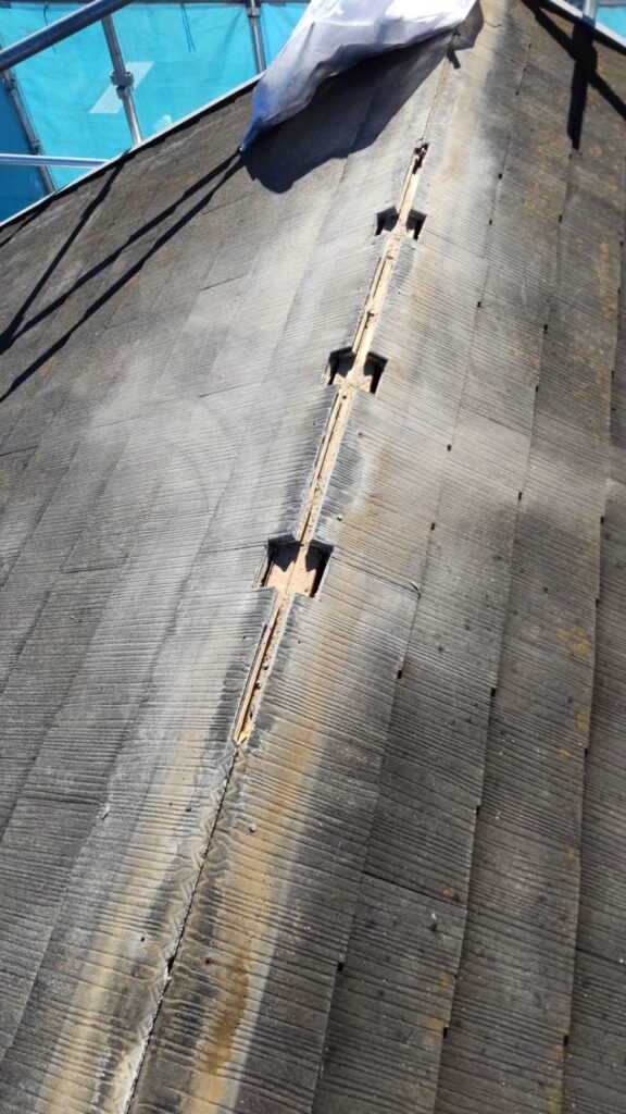 屋根下地穴あけ<br />
（換気口を作りました。）