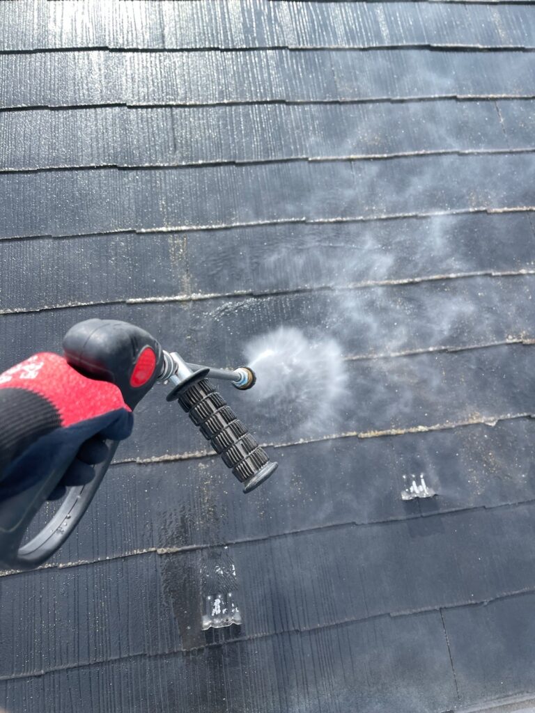 屋根洗浄<br />
（表面のコケやカビをしっかりと落としました。）