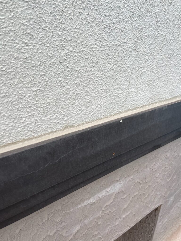 下地補修<br />
（外壁と幕板の隙間をコーキング処理をしました。）