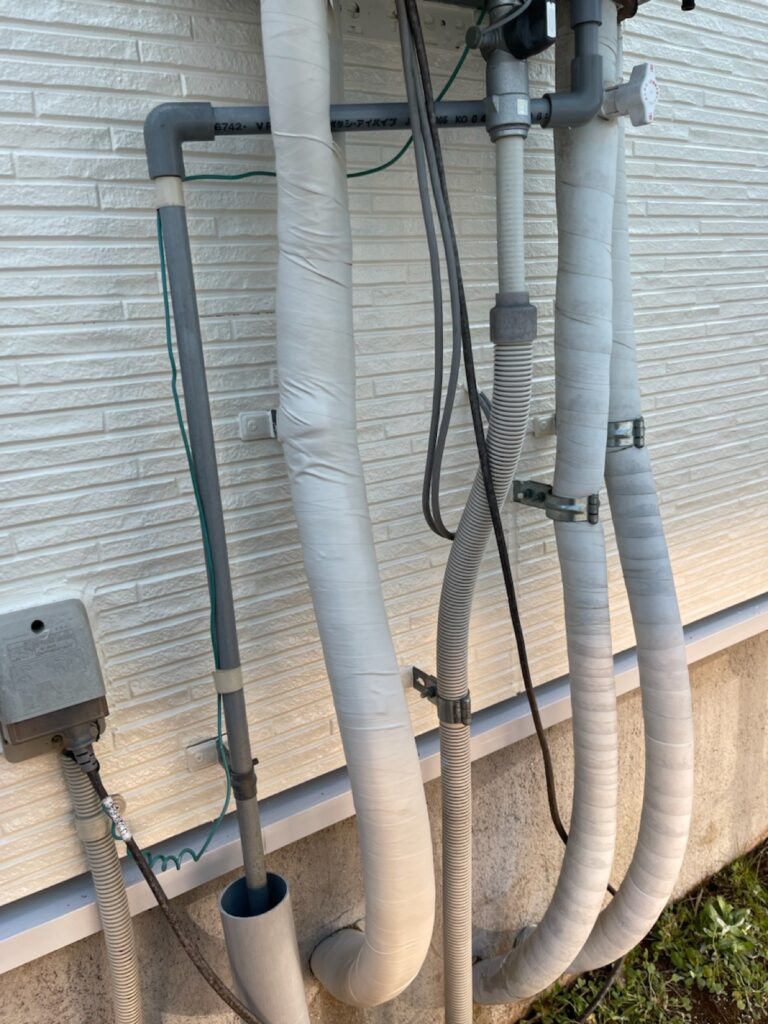 ホース巻き<br />
（弊社はサービスでボロボロのホースの巻き直しを行っております。）