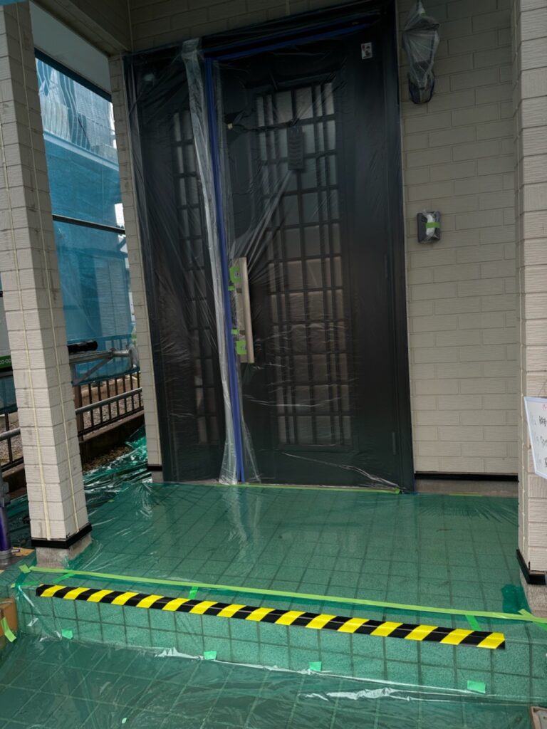 養生<br />
（塗料が飛散しないようにしっかりと養生をはりました。）