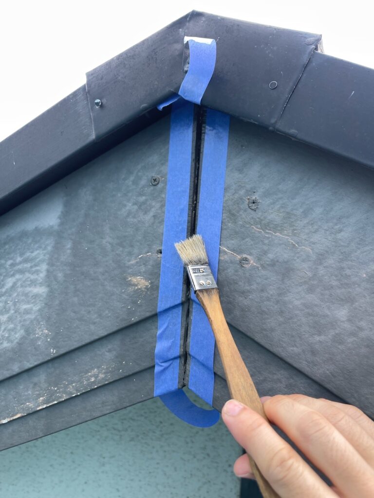 下地補修<br />
（コーキングのプライマー塗布）