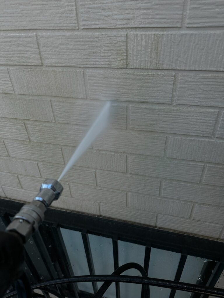 洗浄作業<br />
（表面のコケやカビをしっかりと落とします。）