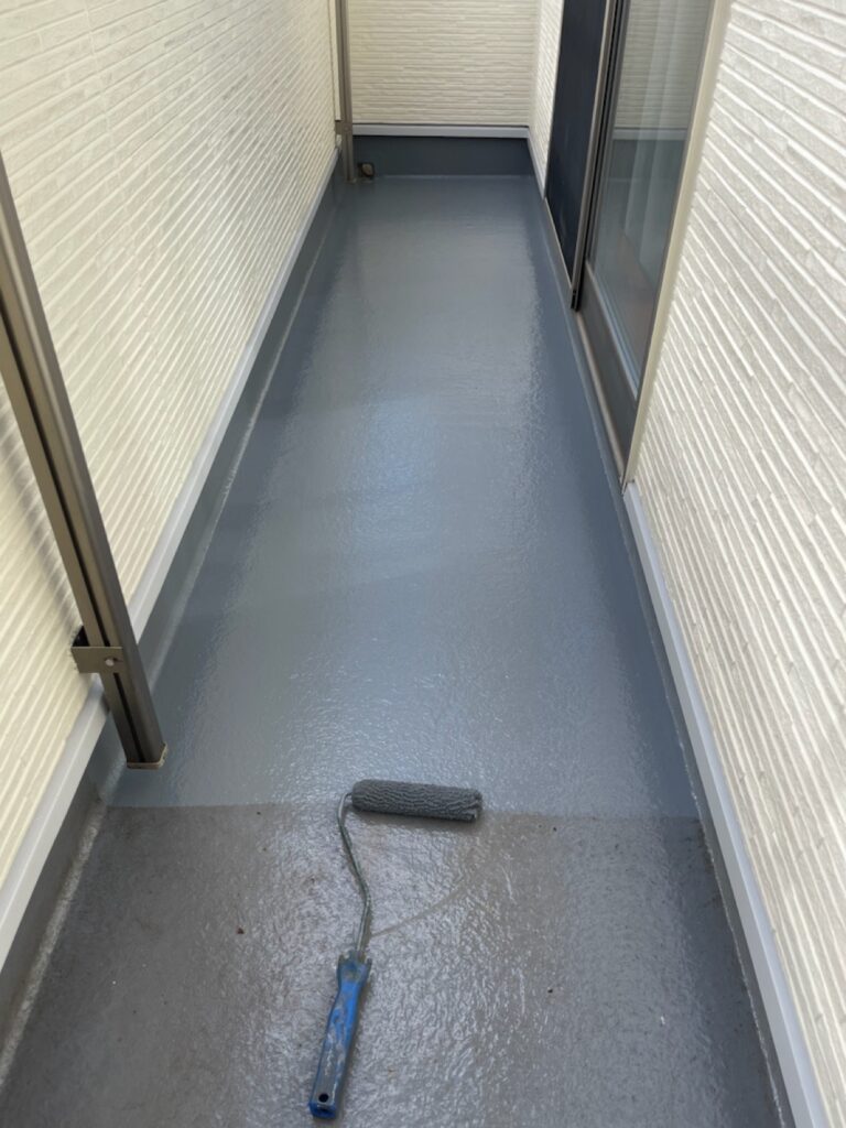 ベランダ床トップコート塗布（1回目）