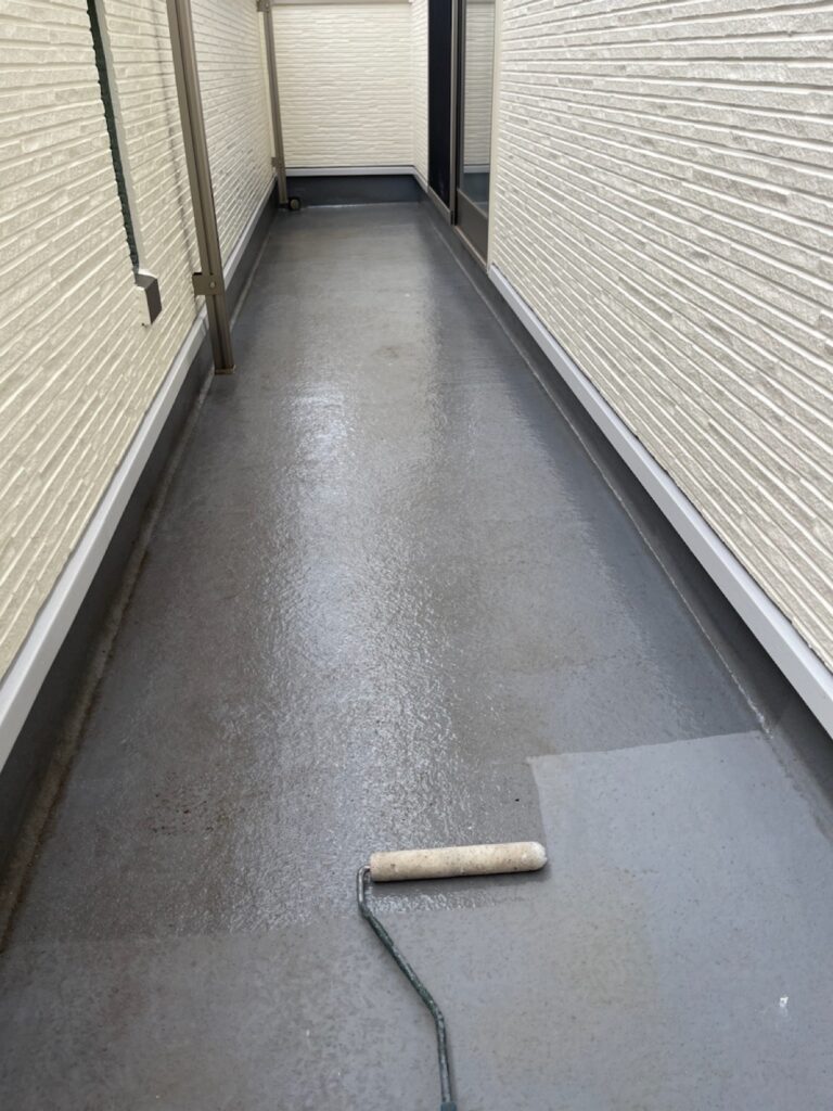 ベランダ床プライマー塗布（下塗り）