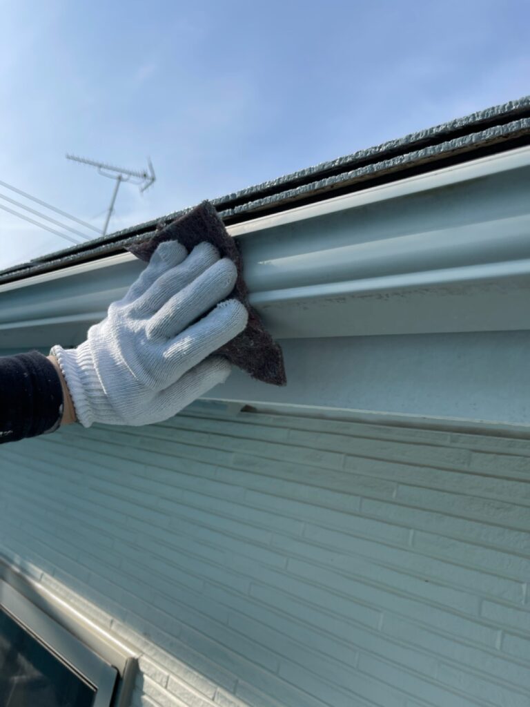 雨樋・鼻隠しケレン<br />
（下地調整）