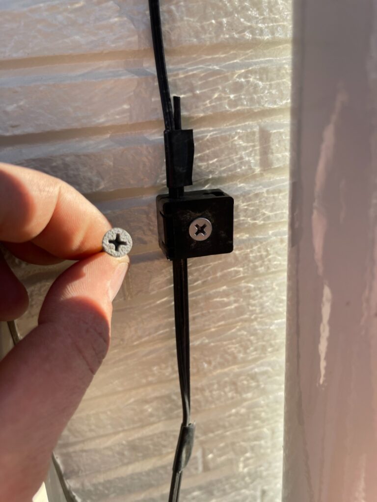 配線ビス交換<br />
（弊社はサービスでさびたビスの交換を行っております。）