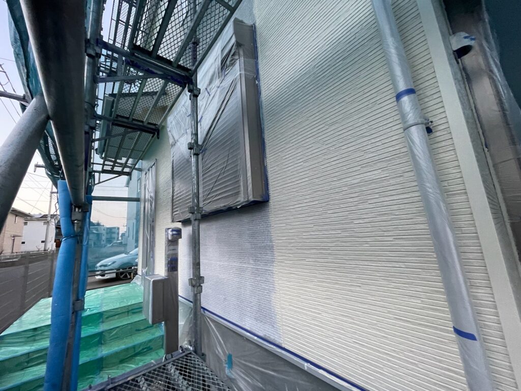 外壁中塗り<br />
（ブロークンホワイト）