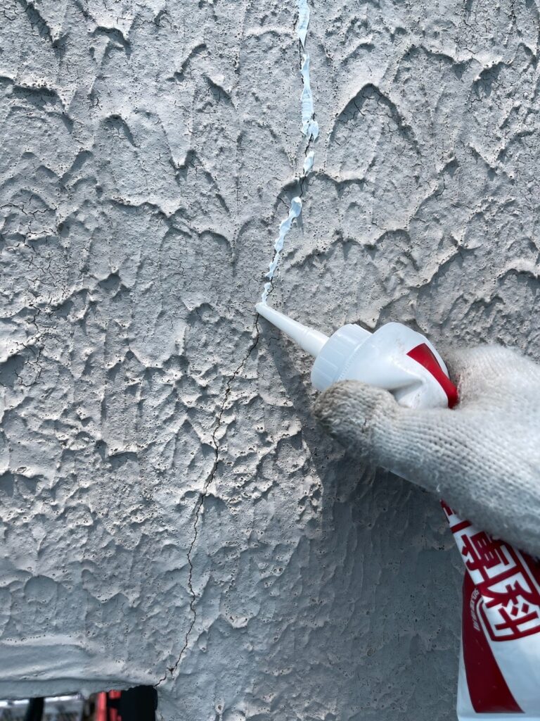 外壁のひび補修<br />
（専用の補修材でひび割れの補修をしました。）