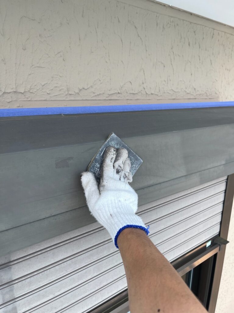 シャッターBOXケレン<br />
（塗料の密着をよくする為の下地調整です。）