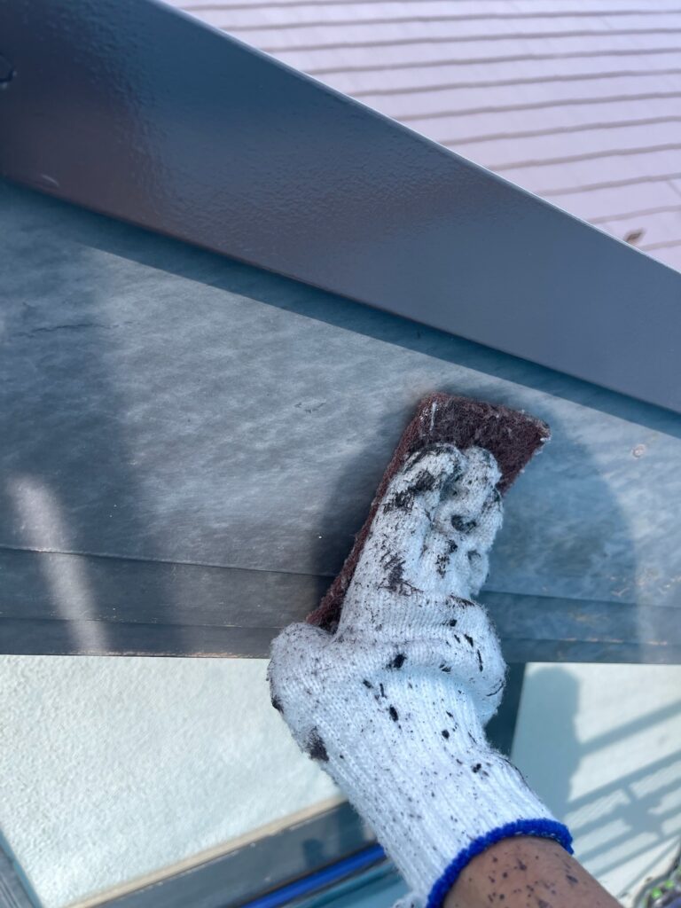 破風板ケレン<br />
（塗料の密着をよくする為の下地調整です。）