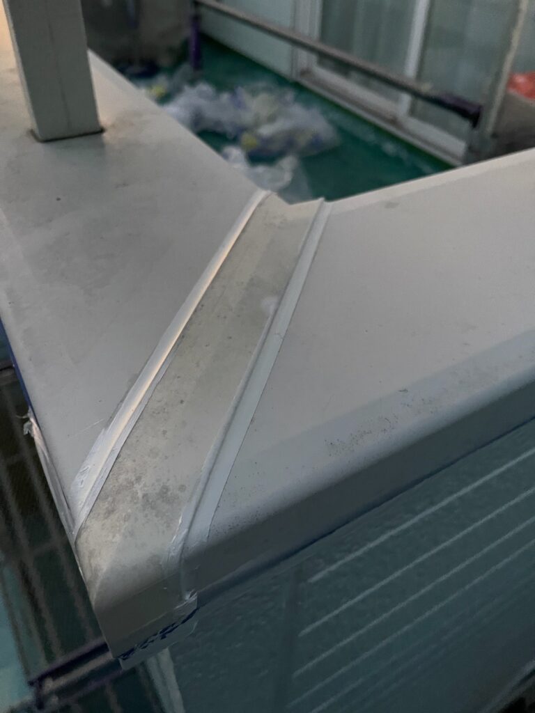 ベランダ笠木コーキング処理<br />
（雨が入ると危険な箇所です。しっかりと防水処理を行いました。）