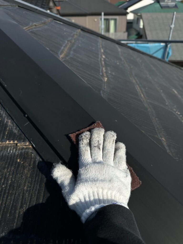 棟板金ケレン<br />
（下地調整）