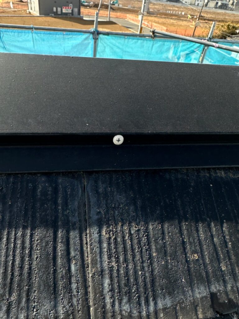 棟板金のビス、パッキン付きビスに交換<br />
（施行前は釘が抜けていることが多いいです。）