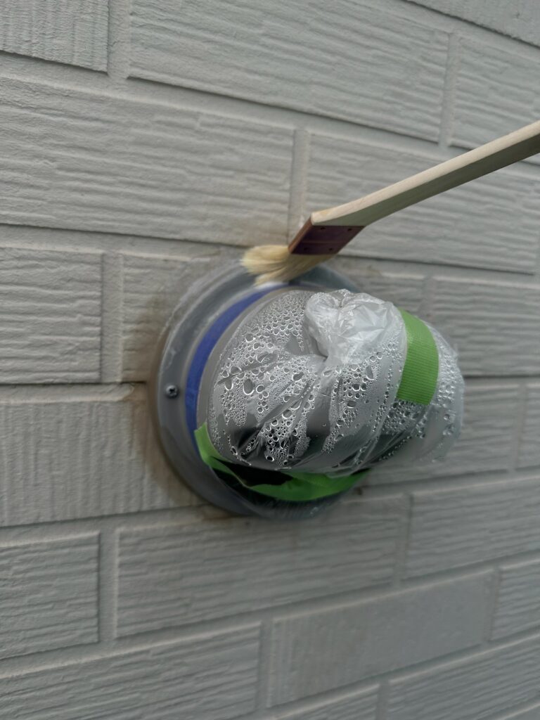 逆プライマー塗布<br />
（シリコンは塗料が密着しない為、専用のプライマーを塗りました。）