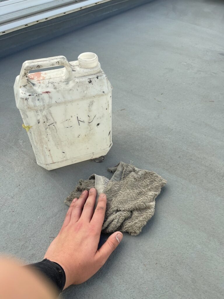 ベランダ床ケレン・アセトン拭き<br />
（油分を取るためにアセトン拭きを行いました。）