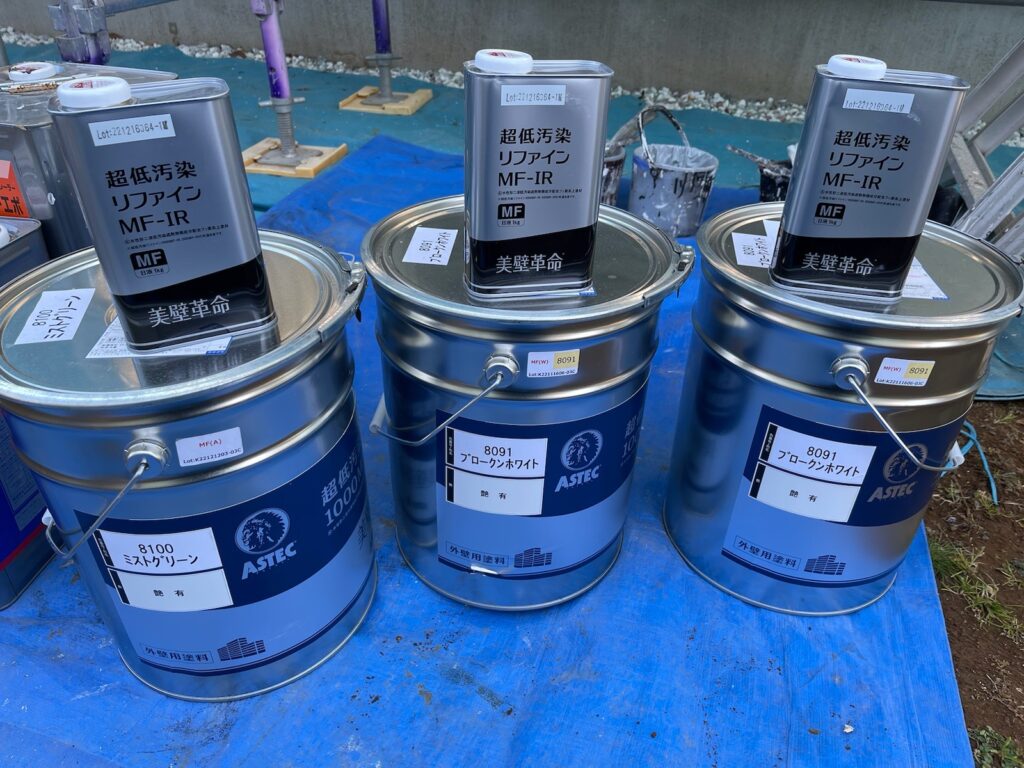 使用塗料<br />
←外壁上塗り材料