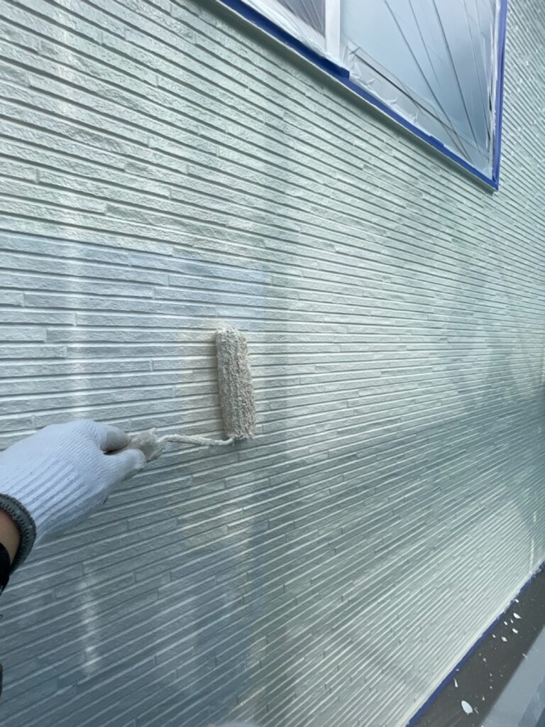 外壁中塗り完了<br />
（ブロークンホワイト）