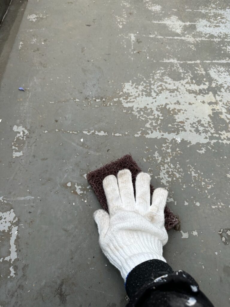 ベランダ床ケレン<br />
（下地調整）