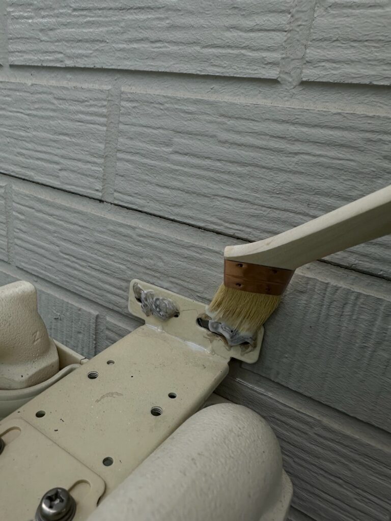 逆プライマー塗布<br />
（シリコンは塗料が密着しない為、専用のプライマーを塗りました。）