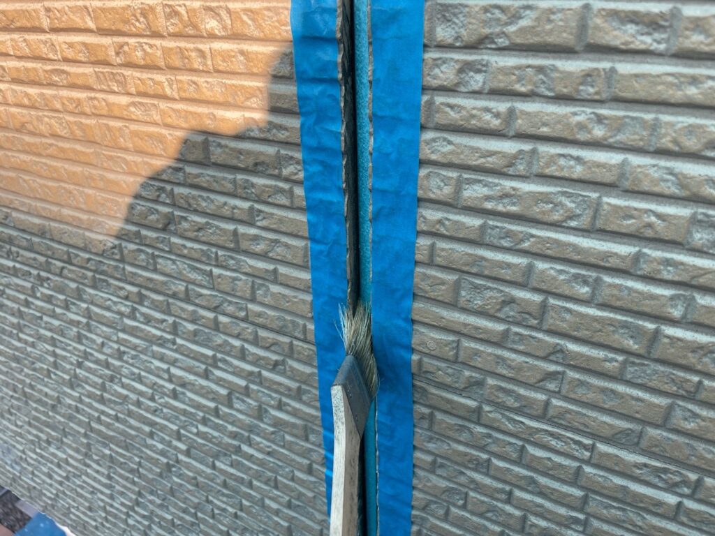 プライマー塗布<br />
（外壁とコーキングを密着させる為の接着剤です。）